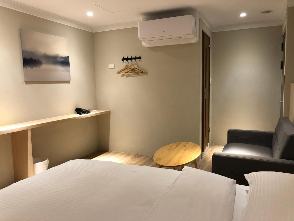 Yoshi Hotel - Tainan Station Branch Exteriör bild