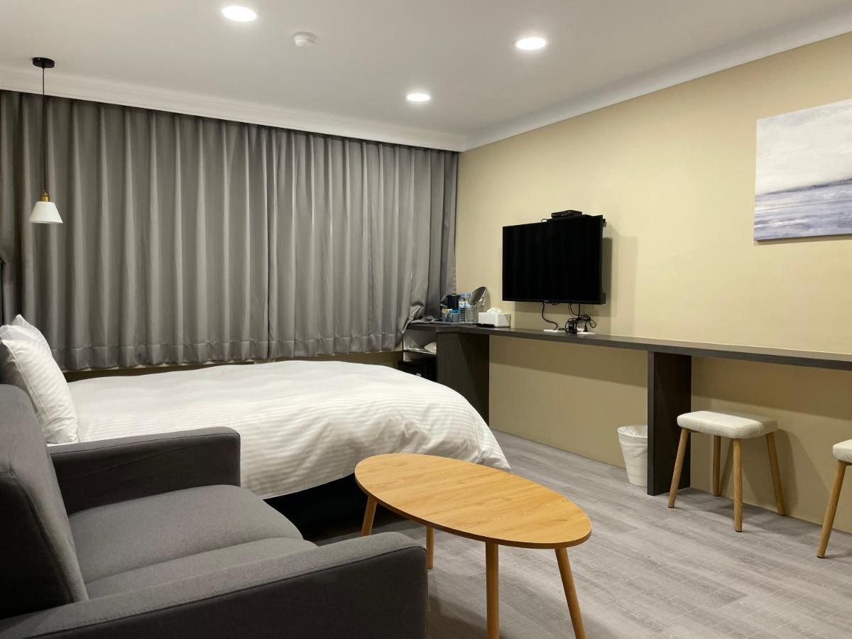 Yoshi Hotel - Tainan Station Branch Exteriör bild