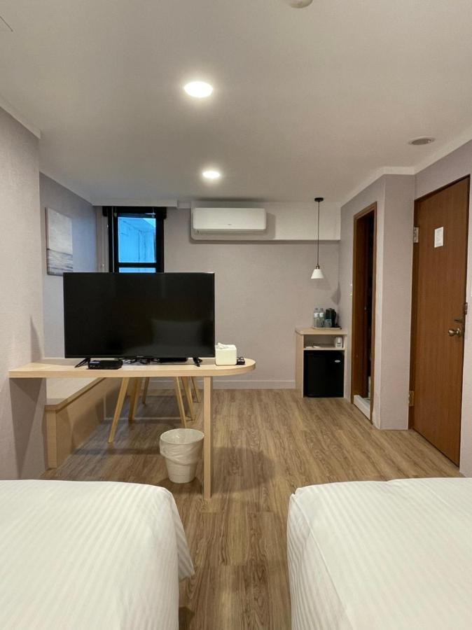 Yoshi Hotel - Tainan Station Branch Exteriör bild