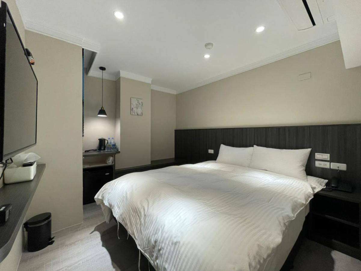Yoshi Hotel - Tainan Station Branch Exteriör bild