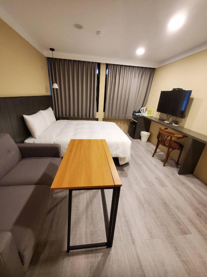 Yoshi Hotel - Tainan Station Branch Exteriör bild