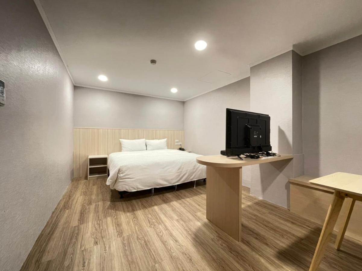 Yoshi Hotel - Tainan Station Branch Exteriör bild