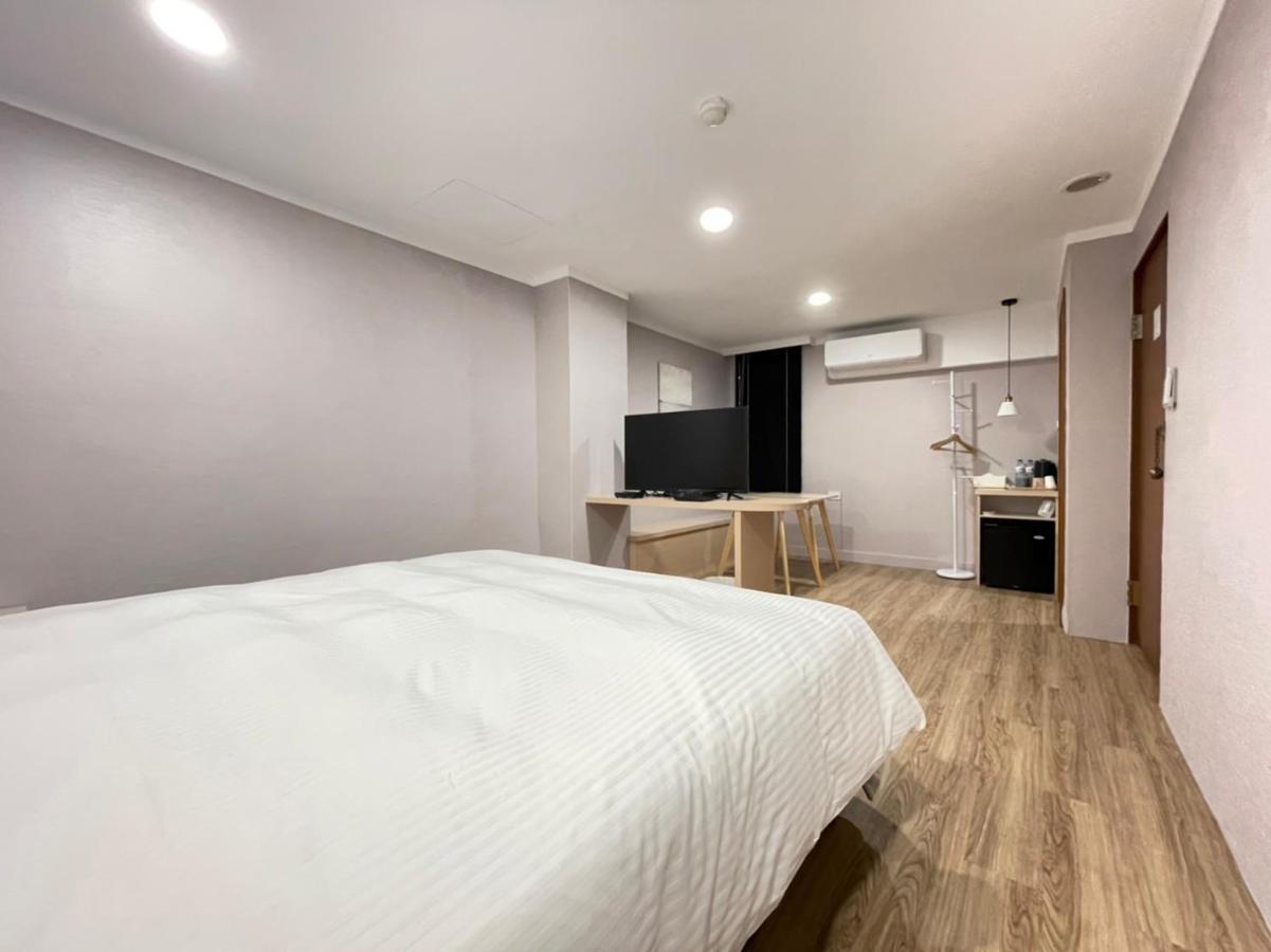 Yoshi Hotel - Tainan Station Branch Exteriör bild