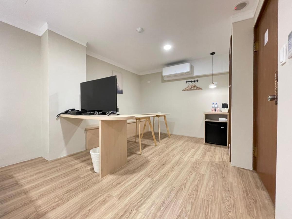 Yoshi Hotel - Tainan Station Branch Exteriör bild