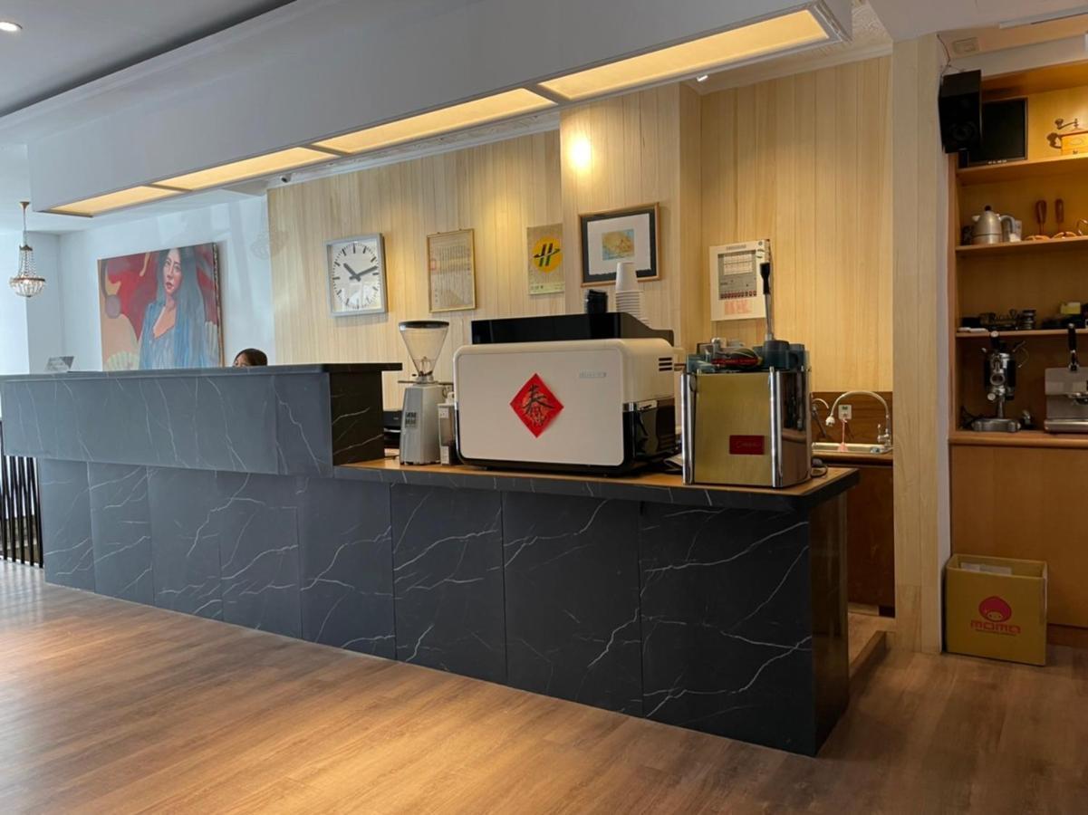 Yoshi Hotel - Tainan Station Branch Exteriör bild