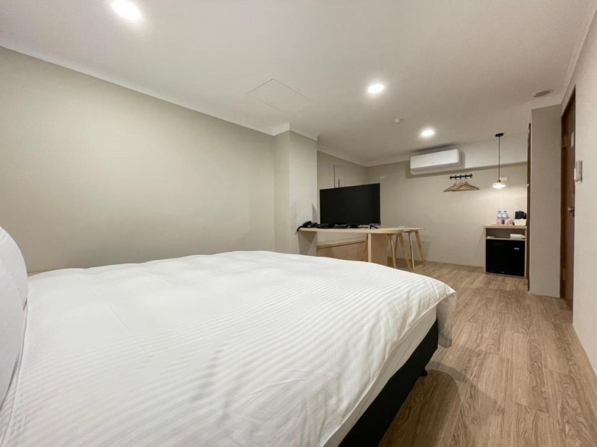 Yoshi Hotel - Tainan Station Branch Exteriör bild