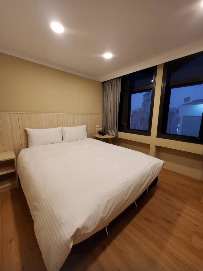 Yoshi Hotel - Tainan Station Branch Exteriör bild