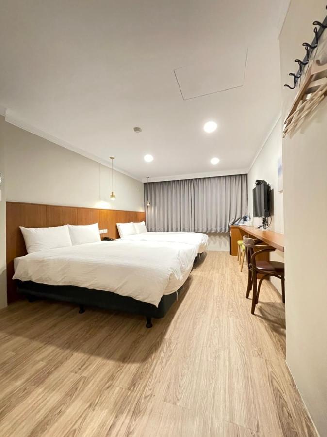 Yoshi Hotel - Tainan Station Branch Exteriör bild