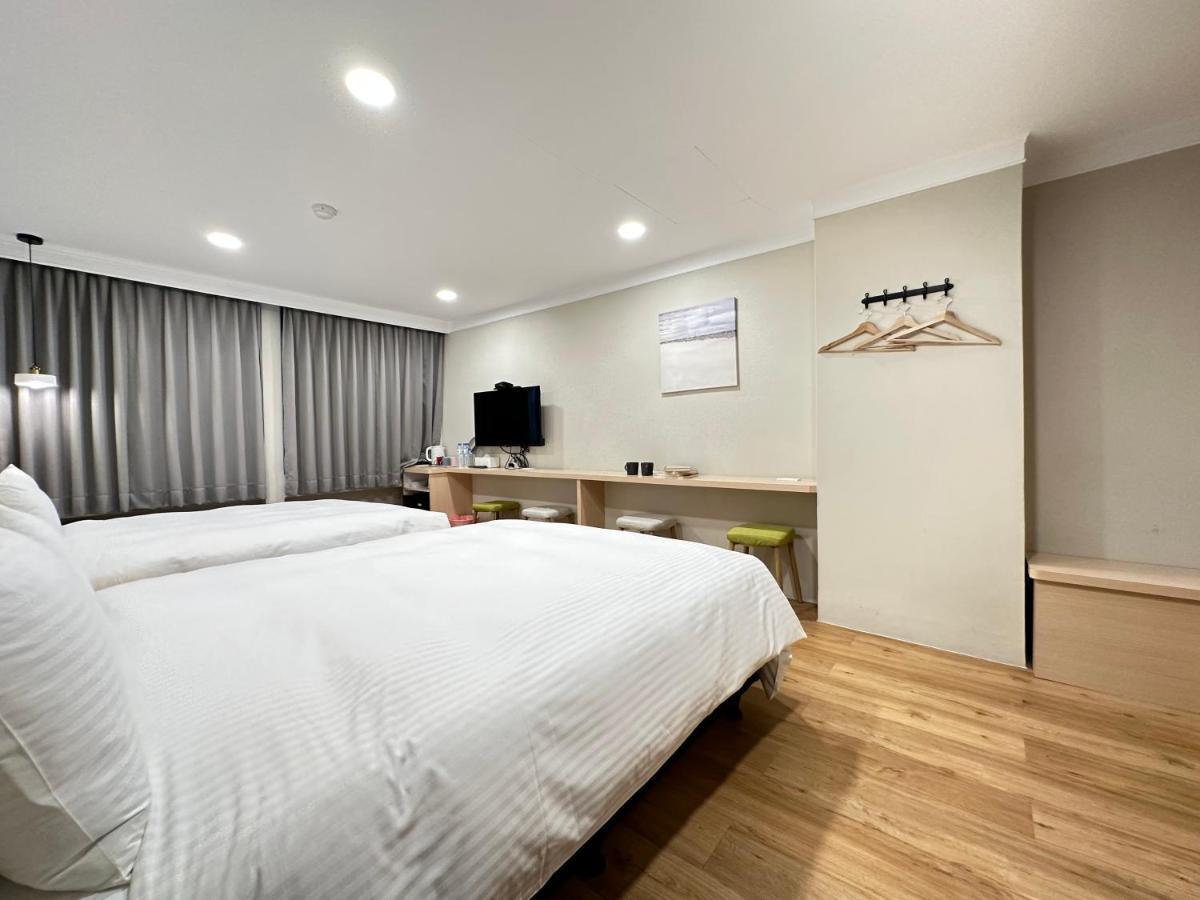 Yoshi Hotel - Tainan Station Branch Exteriör bild