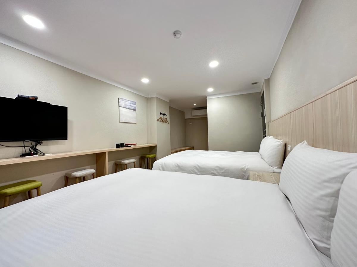 Yoshi Hotel - Tainan Station Branch Exteriör bild