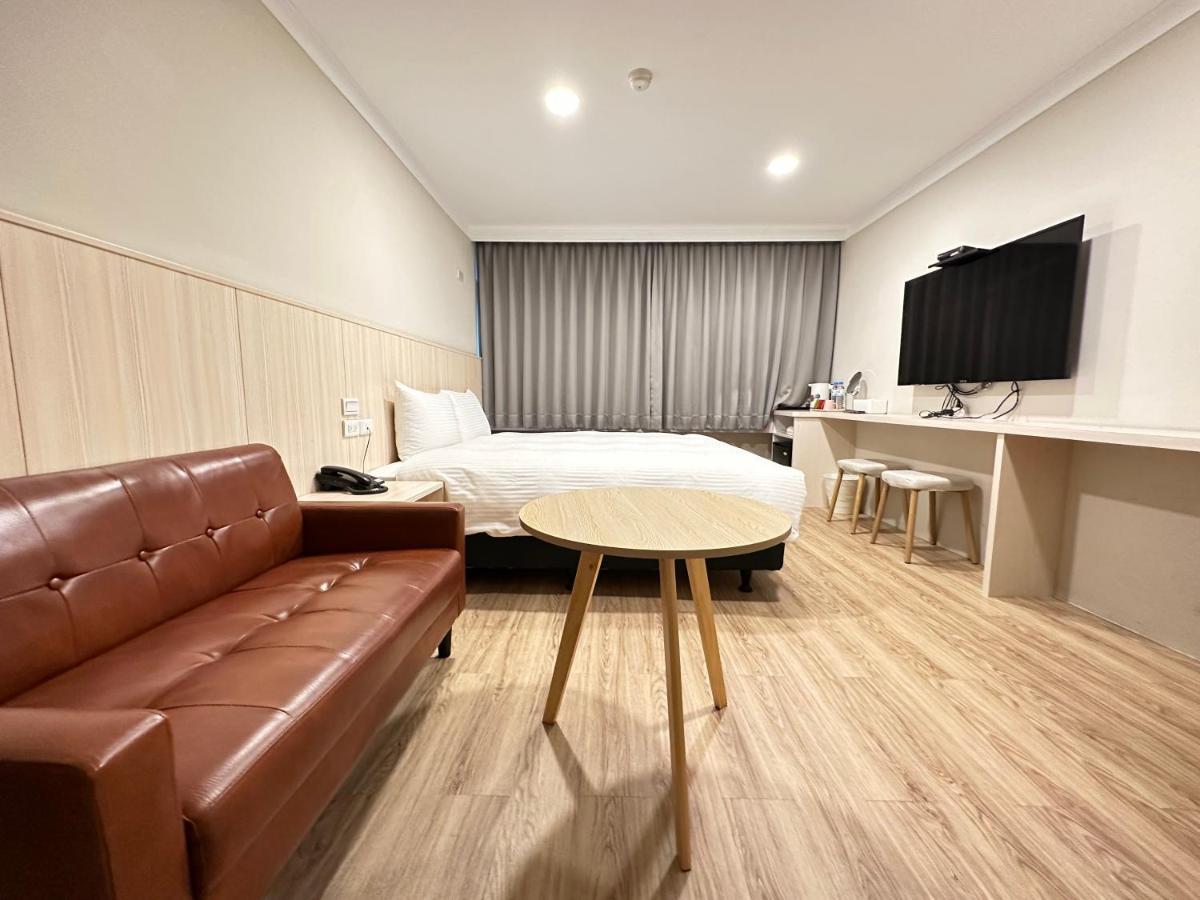 Yoshi Hotel - Tainan Station Branch Exteriör bild